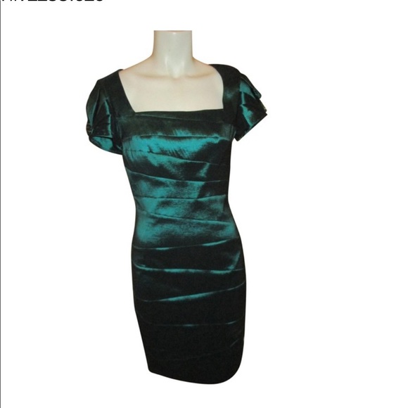 Badgley Mischka Dresses & Skirts - Badgley Mischa Collection emerald green dress with black appliqué sleeve
